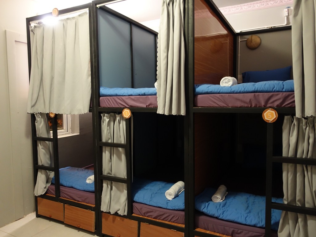 les lits sont superposés avec un rideau pour vous isoler au moment de dormir.
